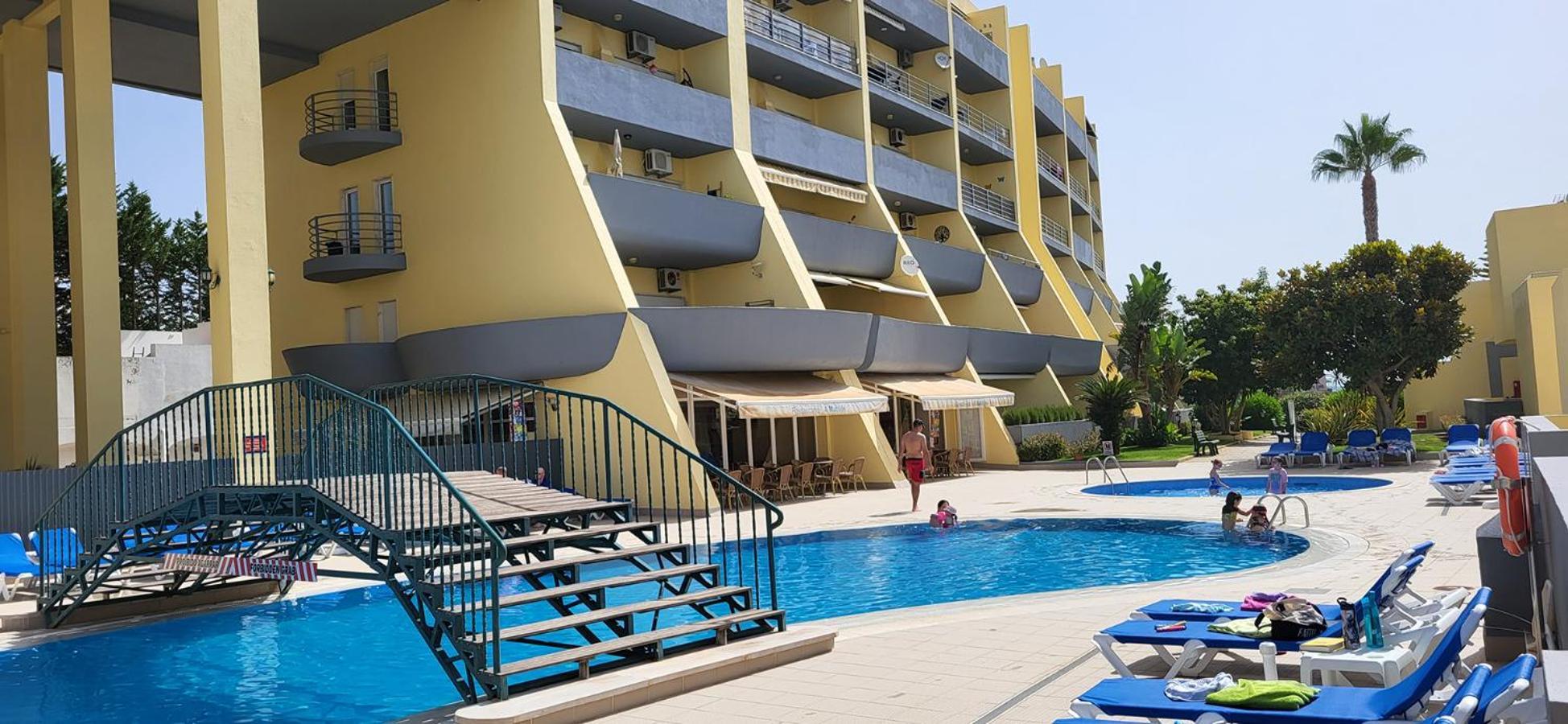 Lagos-Piscine Et Mer- Condominio Do Mar Luaran gambar