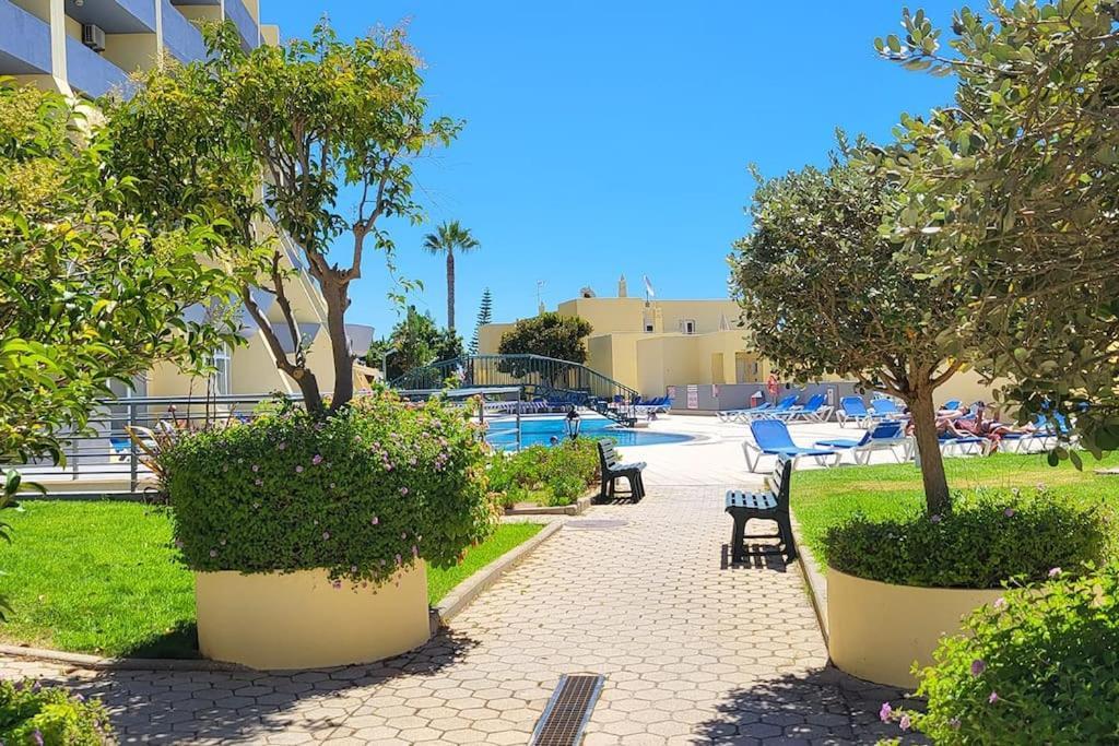 Lagos-Piscine Et Mer- Condominio Do Mar Luaran gambar